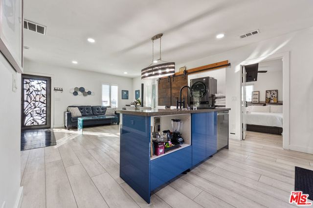 2016 10th Avenue, Los Angeles, CA 90018