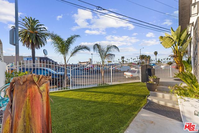 2016 10th Avenue, Los Angeles, CA 90018