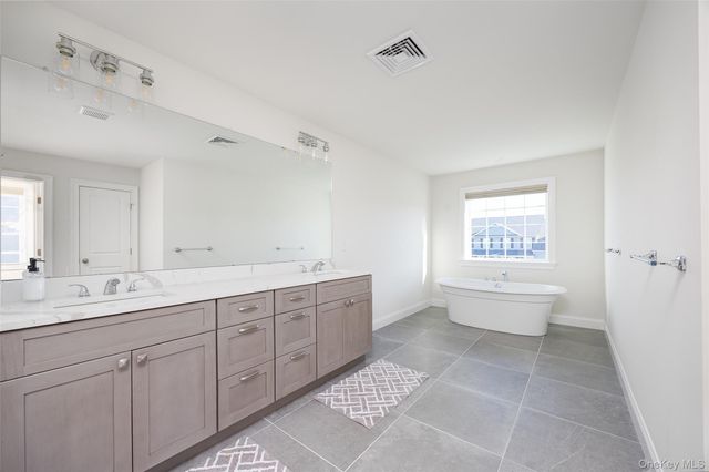 30 Kensington Lane, Poughkeepsie, NY 12603