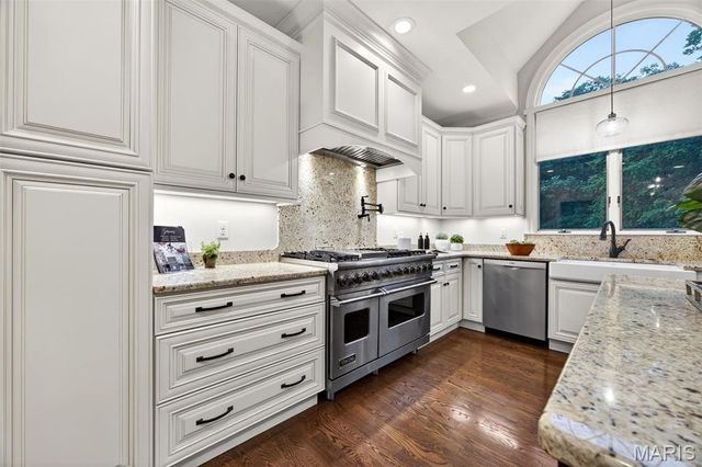 1 Delvin Court, Town And Country, MO 63141