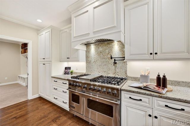 1 Delvin Court, Town And Country, MO 63141