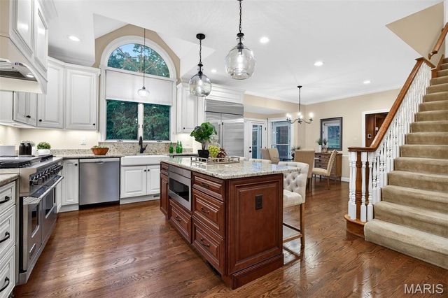 1 Delvin Court, Town And Country, MO 63141