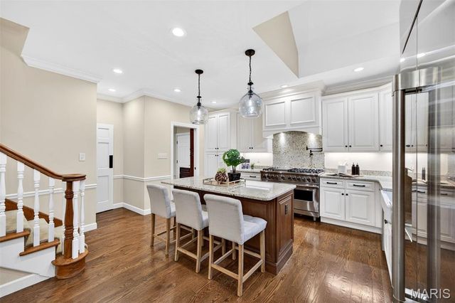 1 Delvin Court, Town And Country, MO 63141