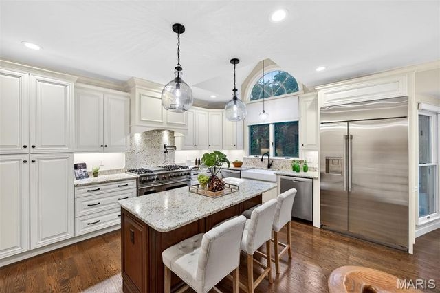 1 Delvin Court, Town And Country, MO 63141