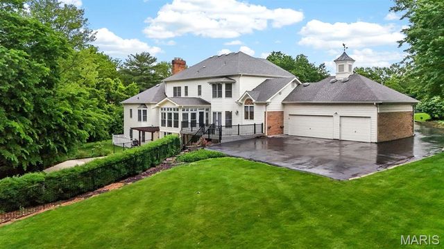 1 Delvin Court, Town And Country, MO 63141
