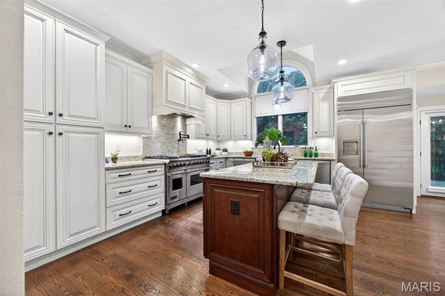 1 Delvin Court, Town And Country, MO 63141