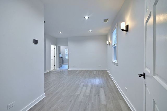 2932 N Lakewood Avenue 1, Chicago, IL 60657