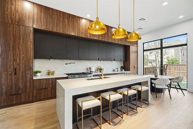 4708 Laurel St, Bellaire, TX 77401