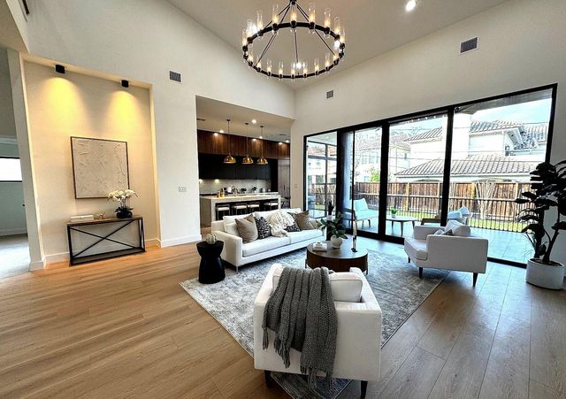 4708 Laurel St, Bellaire, TX 77401