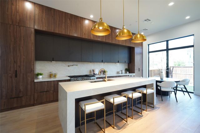 4708 Laurel St, Bellaire, TX 77401