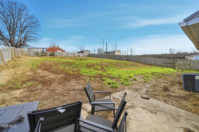 200 Independence Avenue, Mount Carmel, TN 37645