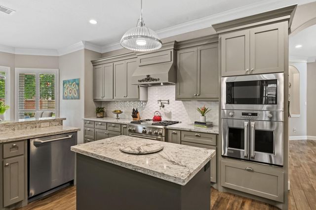 14 Greenway View Trail, Kingwood, TX 77339