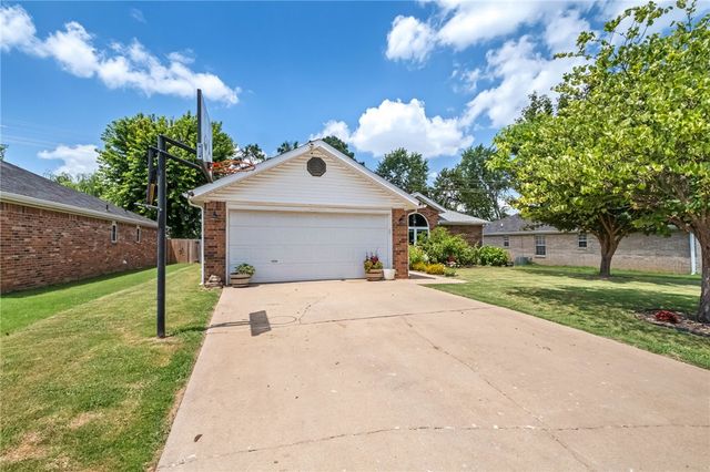 1300 N 37th Street, Rogers, AR 72756
