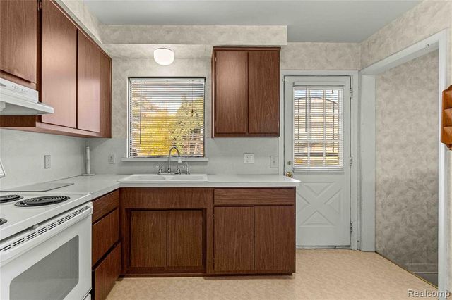 27704 Maplewood Street, Garden City, MI 48135