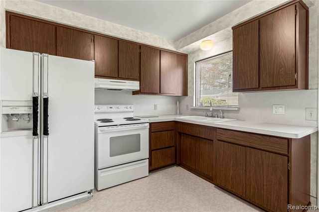 27704 Maplewood Street, Garden City, MI 48135