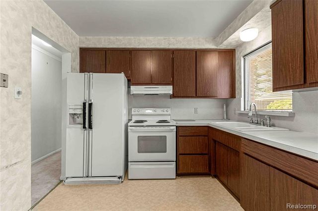 27704 Maplewood Street, Garden City, MI 48135