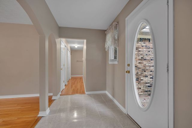 126 Robin Hood Rd, Dickson, TN 37055