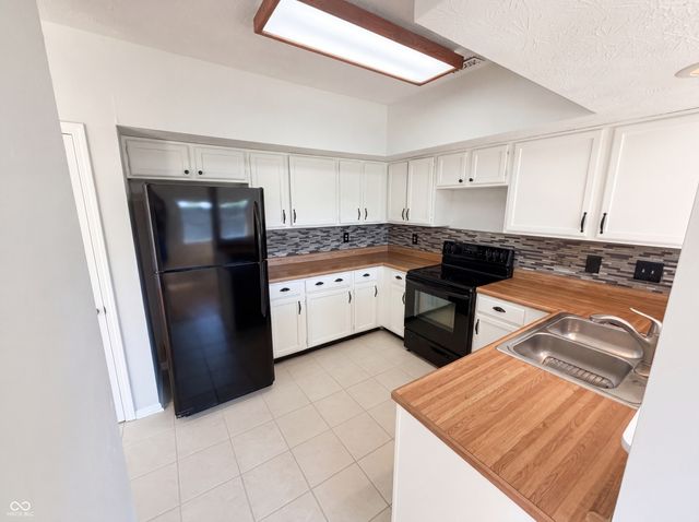9463 Maple Way, Indianapolis, IN 46268