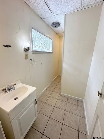 1006 E Easy Avenue, Crockett, TX 75835