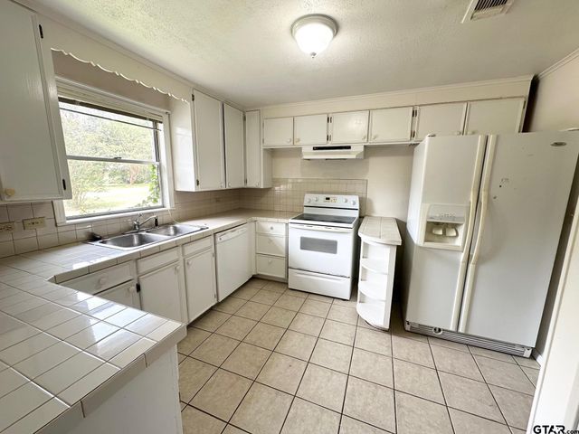 1006 E Easy Avenue, Crockett, TX 75835