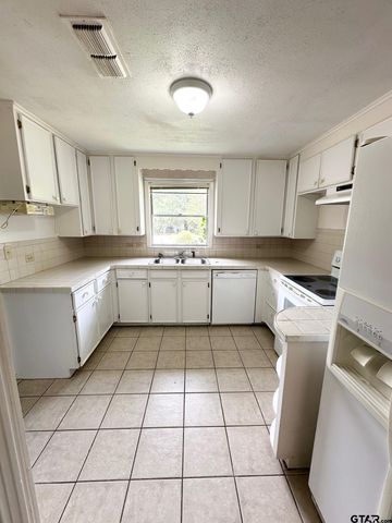 1006 E Easy Avenue, Crockett, TX 75835