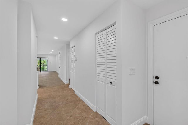 8460 Casa Del Lago, Boca Raton, FL 33433