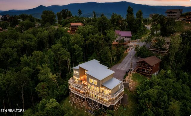 720 Short Ridge Court, Gatlinburg, TN 37738