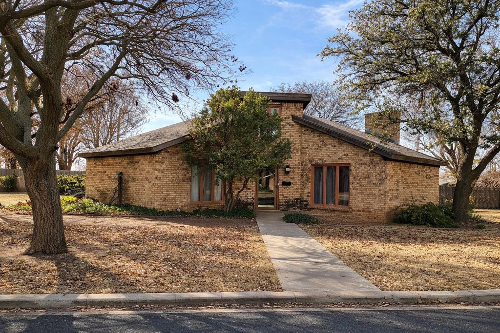 1423 Cherry Blossom Drive, Littlefield, TX 79339