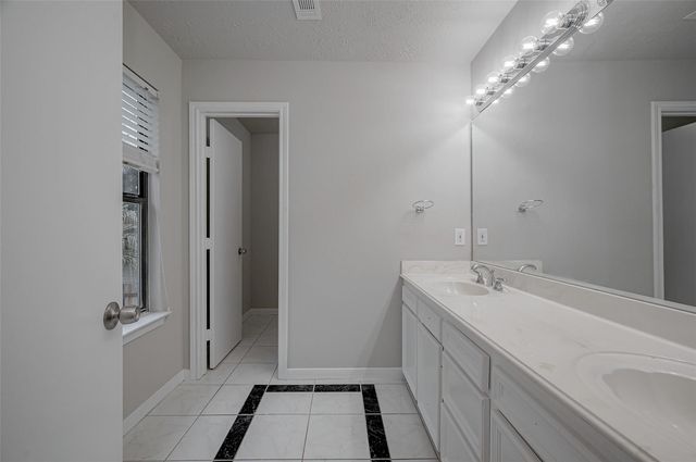 919 Mockingbird Way, Sugar Land, TX 77478