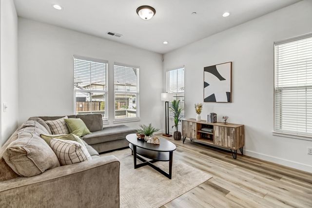2352 Bronze Star Way, Sacramento, CA 95818