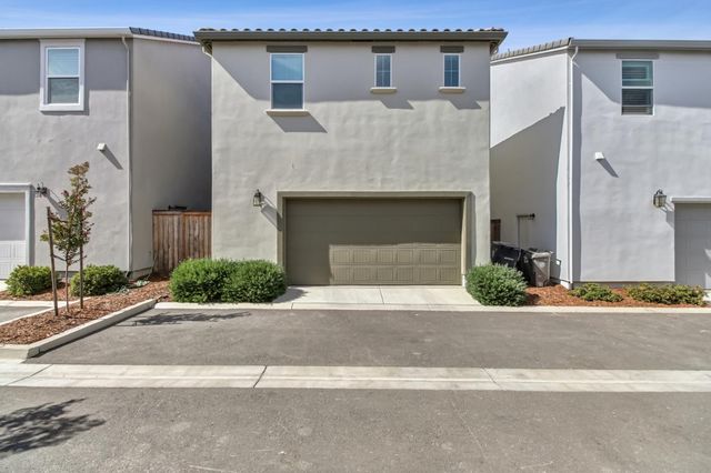 2352 Bronze Star Way, Sacramento, CA 95818