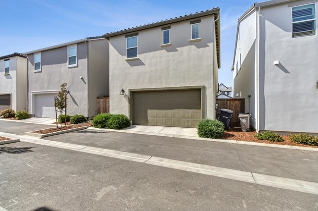 2352 Bronze Star Way, Sacramento, CA 95818