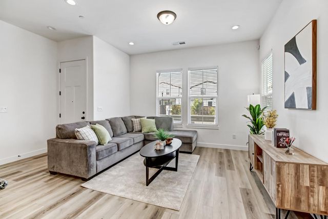 2352 Bronze Star Way, Sacramento, CA 95818