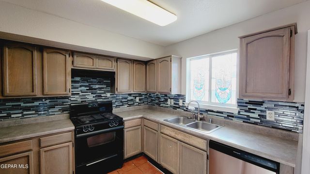 6217 ROSE COLLENG Place, El Paso, TX 79932