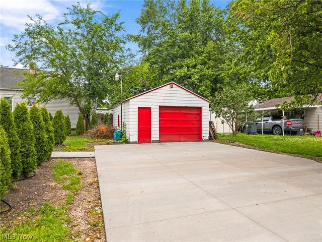 678 Essex Street, Akron, OH 44306