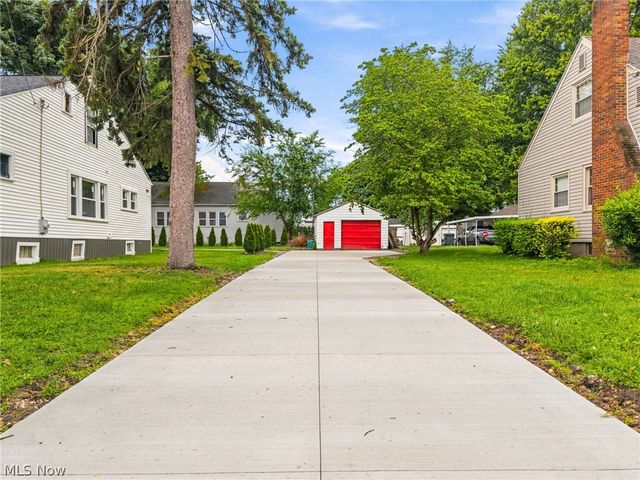678 Essex Street, Akron, OH 44306