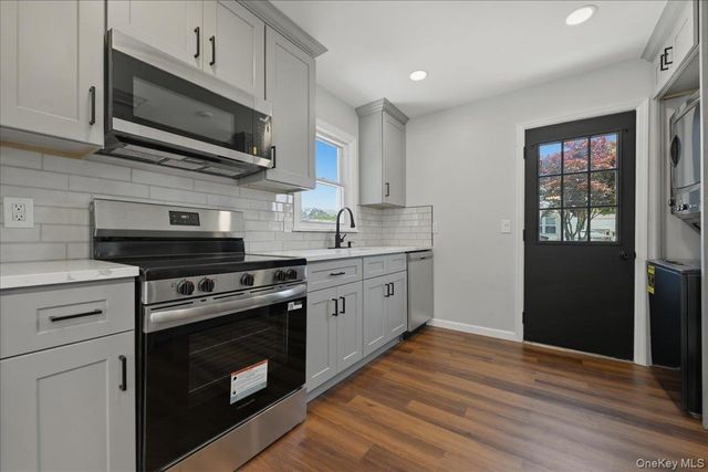 20 Wyona Avenue, Lindenhurst, NY 11757
