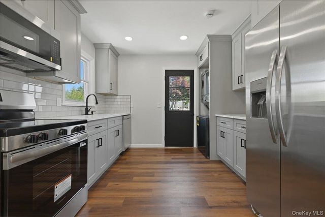 20 Wyona Avenue, Lindenhurst, NY 11757