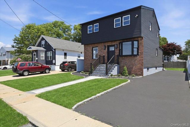 20 Wyona Avenue, Lindenhurst, NY 11757