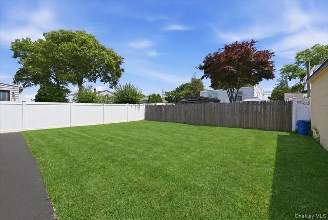 20 Wyona Avenue, Lindenhurst, NY 11757