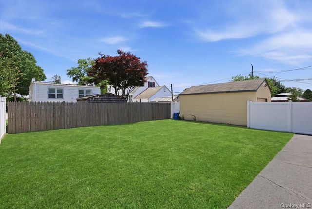20 Wyona Avenue, Lindenhurst, NY 11757