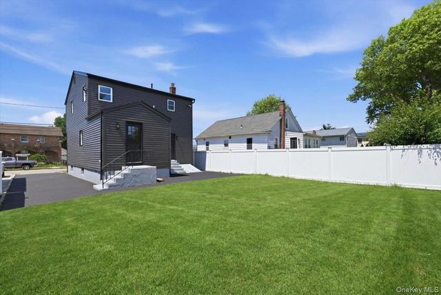 20 Wyona Avenue, Lindenhurst, NY 11757