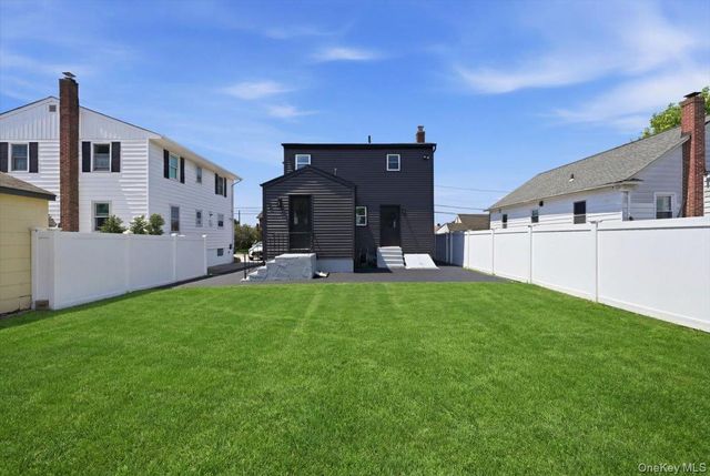 20 Wyona Avenue, Lindenhurst, NY 11757