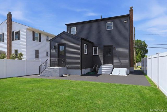 20 Wyona Avenue, Lindenhurst, NY 11757