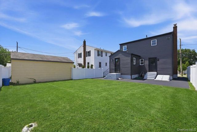 20 Wyona Avenue, Lindenhurst, NY 11757