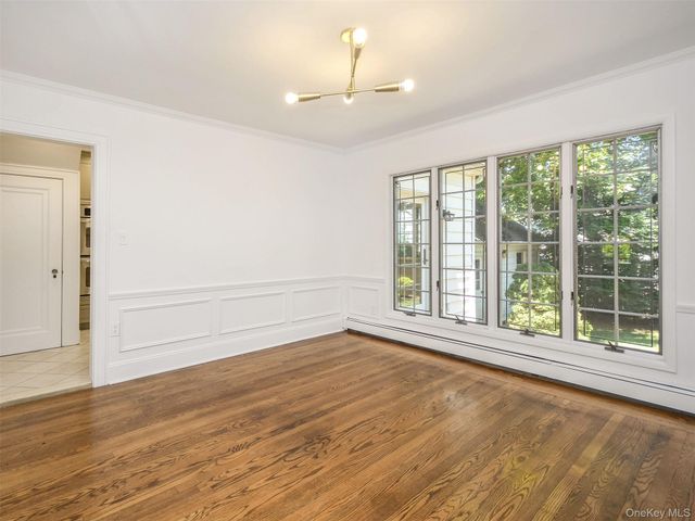 121 Hillcrest Avenue, Manhasset, NY 11030