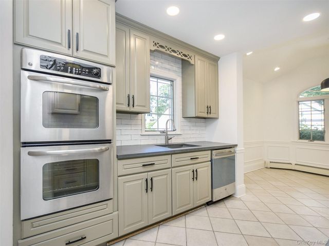 121 Hillcrest Avenue, Manhasset, NY 11030