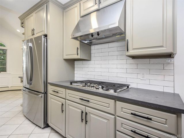 121 Hillcrest Avenue, Manhasset, NY 11030