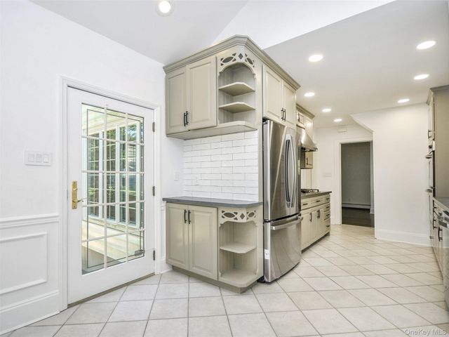 121 Hillcrest Avenue, Manhasset, NY 11030