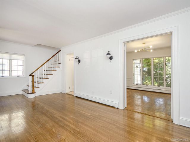 121 Hillcrest Avenue, Manhasset, NY 11030